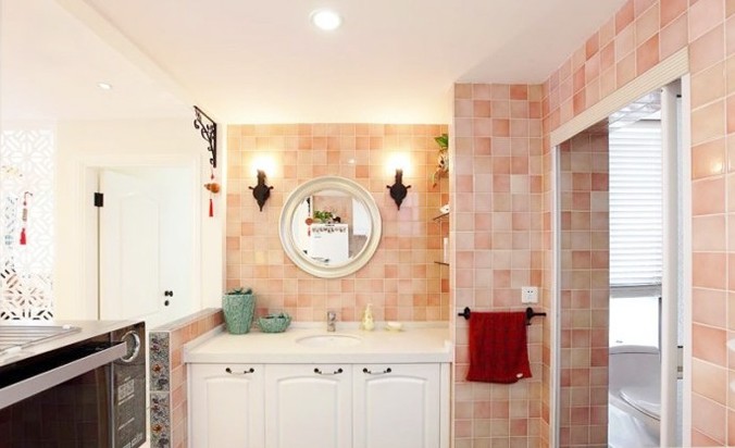 巧妙利用瓷砖搭配 打造轻巧卫浴空间
