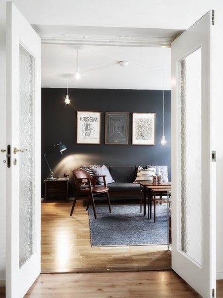 56平深色公寓改造 黑色客厅吸引眼球